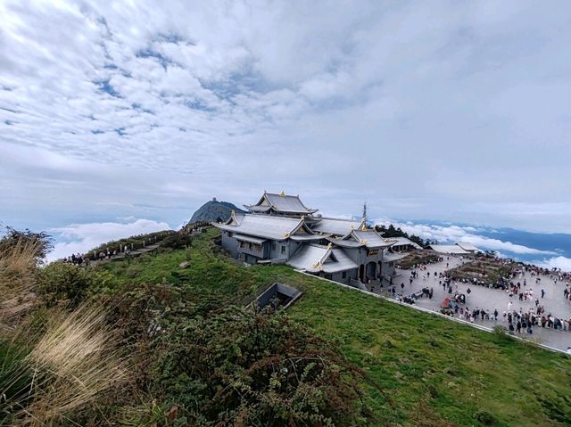 The Sea of Clouds at the Golden Summit: Emei, a Fairyland on Earth