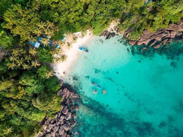 Discover Vietnam’s Most Breathtaking Beaches! 🌊