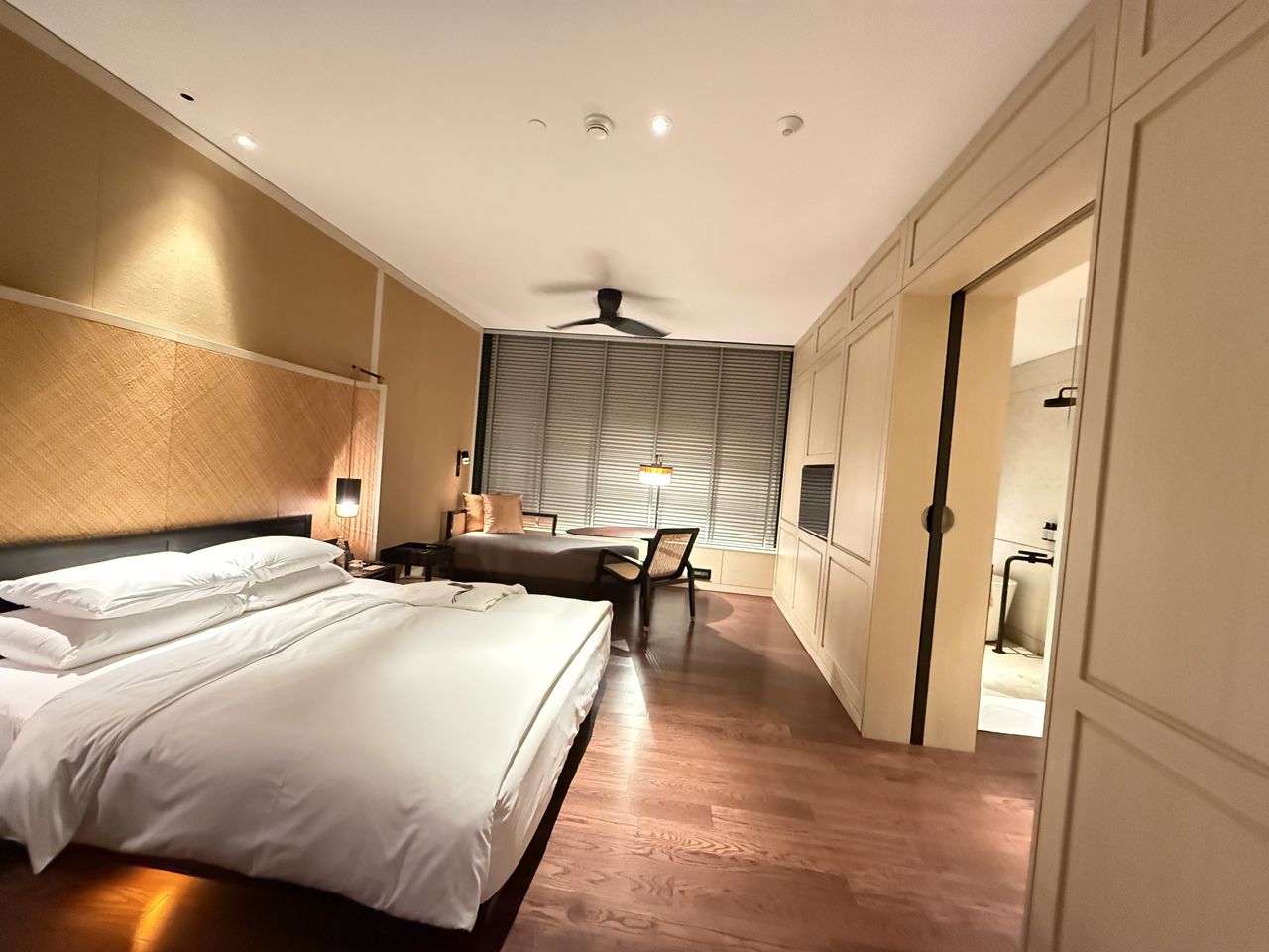 Siap untuk menginap di kota Kuala Lumpur yang memukau? 🌆 Baik Anda mengejar belanja barang-barang desainer, prasmanan mewah, atau sekadar swafoto "Saya bangun seperti ini" yang sempurna di suite mewah, The RuMa Hotel and Residences dan Imperial Lexis Kuala Lumpur menawarkan pilihan yang sangat mengesankan tepat di jantung kota. Nikmati akses mudah ke KLCC, Pavilion KL, dan berbagai atraksi kota—ditambah interior yang memukau yang akan mempercantik unggahan Anda! ✨

The RuMa Hotel and Residences (7, Jalan Kia Peng, Kuala Lumpur, 50450 KL)
Keunggulan: Kamar-kamar yang cantik dan siap untuk diunggah ke Instagram, fasilitas yang sempurna, dan staf yang sangat ramah membuat masa inap Anda lancar dari saat check-in hingga check-out. Para pelancong menyukai lokasinya yang tak tertandingi—hanya beberapa langkah dari pusat perbelanjaan ternama—dan staf selalu tampak senang membantu.

Tip: Pesan tempat mewah favorit Anda tanpa repot dengan trip.com untuk penawaran terbaik (dan konfirmasi instan)! Saat merencanakan itinerary KL Anda, padukan kegiatan belanja dengan foto pemandangan kota, koktail di rooftop, dan bersantai di tepi kolam renang.

#KualaLumpur #HotelMewah #TipsPerjalanan #HotelKL #tripdotcom