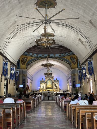 ⛪ 마나오그 로사리오 성모 소성당
운영 시간: 오전 4시 ~ 오후 9시 (연중무휴)

기도하러 오든, 미사에 참석하러 오든, 아니면 그저 고요한 서양식 건축물을 감상하러 오든, 마나오그 성당은 결코 실망시키지 않을 것입니다. 팁: 평일에 가세요! 훨씬 덜 붐비고, 주차도 간편하며 (솔직히 말해서, 만차가 거의 없어요), 사람이 적어 고요한 분위기를 만끽할 수 있습니다. 👍 미사 일정: 오전 4회, 오후 1회 - 항상 가족끼리 맞는 시간을 찾으실 수 있습니다.