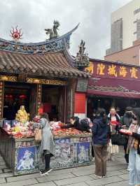 《從北投大地酒店的書海震撼醒來 → 被月老強制開啟戀愛任務 → 八里夕陽美到想原地求婚 → 晚餐在順來十全排骨爆吃到靈魂出竅：我這趟出差根本不是工作，是天安排我談戀愛＋吃到飽的一日神級旅》