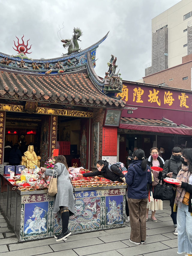 《從北投大地酒店的書海震撼醒來 → 被月老強制開啟戀愛任務 → 八里夕陽美到想原地求婚 → 晚餐在順來十全排骨爆吃到靈魂出竅：我這趟出差根本不是工作，是天安排我談戀愛＋吃到飽的一日神級旅》