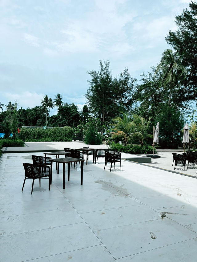  Roxy Sematan – Family-Friendly Beach Escape