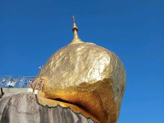 重力に挑む：チャイティーヨの黄金の岩