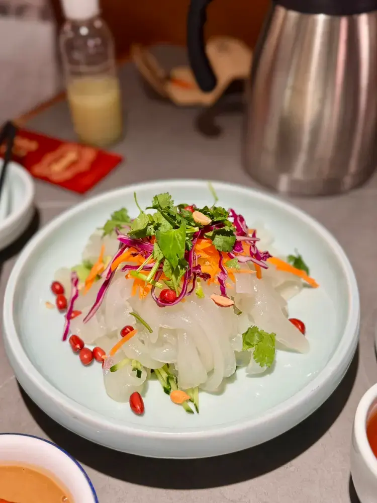 🥢 深圳必嚐！老鄭家東北春餅大運店的美味！🍽️