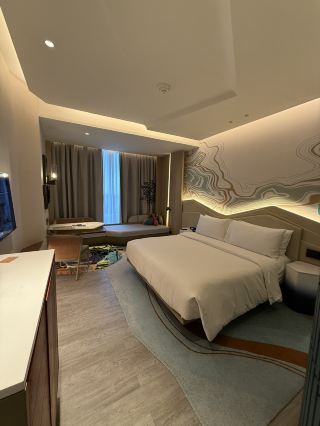 อยากหนีเที่ยวพักผ่อนที่ Cimenyan ไหม? ห้ามพลาดการเข้าพักที่โรงแรม Hotel Indigo BANDUNG DAGO PAKAR by IHG สุดอลังการแห่งนี้! 🌿✨
ฉันได้พักที่นี่หนึ่งคืน และบอกตามตรงว่าไฮไลท์อยู่ที่ล็อบบี้ที่สวยงามและหรูหรามาก เหมาะกับการถ่ายรูปอัพลง Instagram สุดๆ ห้องพัก? สะอาดมาก สะดวกสบาย และสวยงาม เหมาะอย่างยิ่งสำหรับการพักผ่อนหลังจากผจญภัยในบันดุงมาทั้งวัน

เหตุผลหลักที่ควรเข้าพัก:
· การตกแต่งที่ทันสมัย ​​ได้แรงบันดาลใจจากท้องถิ่น ทำให้คุณรู้สึกผ่อนคลายทันที
· ห้องพักกว้างขวาง อบอุ่น พร้อมสัมผัสร่วมสมัยที่สวยงาม
· บรรยากาศเงียบสงบ โปร่งสบาย พร้อมวิวภูเขาเขียวขจี ใกล้กับคาเฟ่น่ารักๆ ในบันดุง

เคล็ดลับของฉัน: จองห้องพักที่หันหน้าไปทางภูเขา เพื่อรับแสงแดดในยามเช้าและชมความเขียวขจีอันเงียบสงบ คุ้มค่าแน่นอน!

เคล็ดลับสำหรับคนรักอาหาร: ร้านอาหารบนดาดฟ้า Karbon มีวิวที่สวยงามมากขณะที่คุณกำลังทานอาหาร อาหารเช้ามีให้เลือกหลากหลาย แต่ถ้าสั่งรูมเซอร์วิส โปรดอดทนรอสักหน่อย เพราะอาจจะช้าไปบ้าง อย่าลืมตรวจสอบสิ่งอำนวยความสะดวกให้ดี บางครั้งอาจมีบางอย่างที่ขาดหายไป

การเดินทาง: เรียกแท็กซี่ท้องถิ่นหรือแอปเรียกรถเพื่อเดินทางไปยังตัวเมืองบันดุงหรือร้านกาแฟเก๋ๆ ใกล้เคียงได้อย่างสะดวกสบาย

ข้อมูลโดยย่อ:
· ที่อยู่: Jl. Raya Resort Dago Pakar Raya No.3, Kota Bandung
· ล็อบบี้บรรยากาศสบายๆ เหมาะสำหรับการพักผ่อน และพนักงานที่เป็นมิตรพร้อมให้ความช่วยเหลือเสมอ
· ห้องอาหารบนดาดฟ้า ลมภูเขา สัมผัสความผ่อนคลายอย่างแท้จริง

เหมาะสำหรับ: นักเดินทางคนเดียว คู่รักที่ต้องการพักผ่อนอย่างสงบ หรือใครก็ตามที่ต้องการสัมผัสประสบการณ์บันดุงแบบหรูหราทันสมัย

#BandungStay #HotelReview #TravelTips #IndonesiaTrip #Tripdotcom