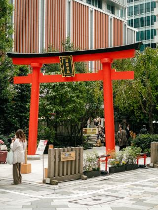 In the middle of Tokyo's modern buildings… suddenly there is a red gate ⛩️
