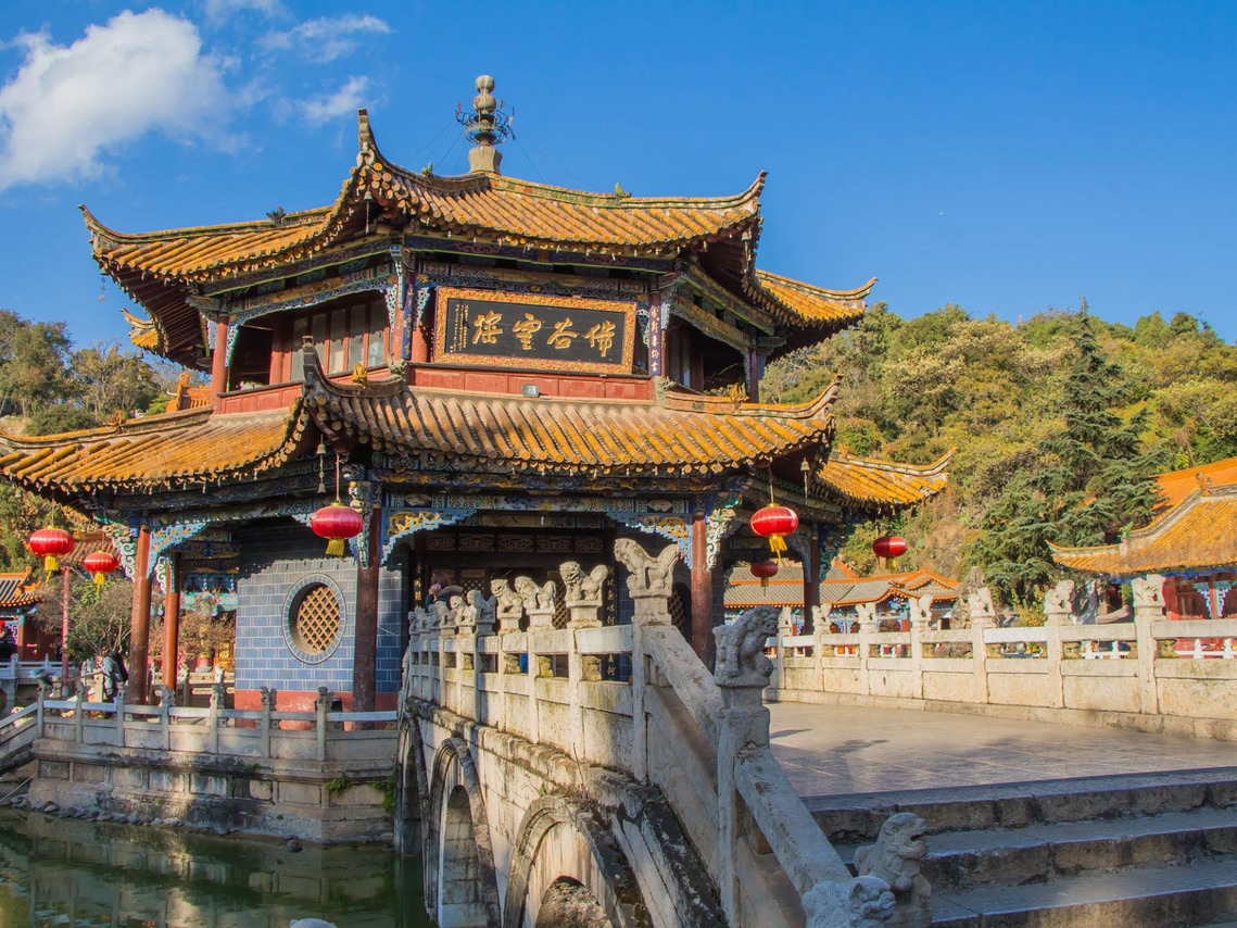 Nature + Beautiful Cityscapes + Cafes + Landmarks
Easy transit via Metro + Train + Didi
parks
Kunming City
🌤 Day 1 — Kunming City Tour & Aesthetic Cafes
✈️ Arrive in Kunming
Recommended areas to stay:
Nanping Street
Dongfeng Square
Cuihu Park
Super convenient for getting around
🌿 Afternoon
Green Lake Park
Famous park right in the heart of the city
Great vibes, with seagulls during winter
🚇 Metro Line 3
📸 Highlights
Traditional Chinese bridges
Waterfront pavilions
Scenic tree-lined views around the lake
☕ Cafe Recommendations
The area around Green Lake is packed with cafes
Minimalist Chinese-style cafes
Teahouses
Garden-view cafes
Local bakeries
🌆 Evening
Nanping Pedestrian Street
The city's most famous walking street
Endless food options
Mushroom hotpot
Chinese milk tea
Yunnan deep-fried snacks
🌸 Day 2 — The Epic Stone Forest
🚌 Morning
Stone Forest
A UNESCO World Heritage site in Yunnan
A massive, breathtaking natural limestone formation
🚄 How to get there:
Train from Kunming South Railway Station
Transfer to Shuttle Bus
Travel time is about 1.5–2 hours.
📸 Photo Spots
Towering stone peaks in the valley
Winding stone paths
Panoramic views
🍜 Return to the city in the evening
Enjoy authentic Yunnan food
Must-try menu:
Crossing-the-bridge noodles
Mushroom hotpot
Pu'er tea
🌿 Day 3 — Temples + Mountains + City Views
🌄 Morning
Western Hills
Kunming's famous mountain range
Stunning lake views
🚠 You can take a cable car
🌊 Next up:
Dianchi Lake
The largest lake in Yunnan
📸 The golden hour lighting is gorgeous
☕ Lakeview Cafes
Highly recommend the cafes along Dianchi Lake
Unmatched sunset views
🏮 Day 4 — Yuantong Temple + Last-Minute Shopping
🛕 Morning
Yuantong Temple
A stunning, ancient temple
A blend of Chinese and Southeast Asian architectural styles
🚇 Metro Line 2
🛍 Before heading back:
Kunming Old Street
The perfect spot for souvenir shopping
Tea
Yunnan local snacks
Handmade crafts
🚇 Getting Around Kunming
Kunming Metro
Super easy to use, lots of English signs
Very affordable fares
Must-download apps:
Amap 高德地图
MetroMan China
Trip.com
💸 Estimated Budget
Hotel: 1,000–3,000 THB/night
Metro + Didi: 50–200 RMB/day
Food: 80–250 RMB/day
Stone Forest: ~130 RMB
📸 Unmissable Photo Spots
Green Lake Park
Stone Forest
Dianchi Lake
Western Hills
Kunming Old Street
🍂 Best Time to Visit
Mar–May Beautiful blooming flowers
Oct–Dec Cool, crisp weather
Kunming enjoys pleasant weather almost year-round, earning it the nickname "The Spring City"