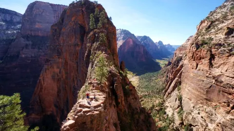 ​[Utah · Zion National Park] Bare-knuckle climbing the cliffs and wrestling the "Dragon's Spine"! Taking on the ultimate, hardcore death-drop of Angels Landing. — traveler post in Hurricane