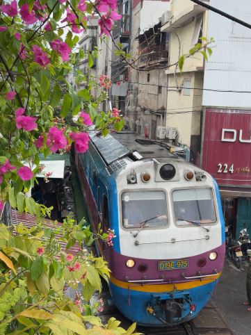 Hanoi様 Where to Watch the Train in Hanoi: Little Forest Coffee | Trip.com