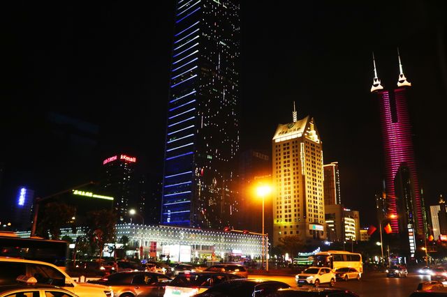 Shenzhen's Walking Street and People's Park🌳