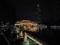 白天的茶樓、夜晚的酒吧、九眼橋酒吧街的節奏