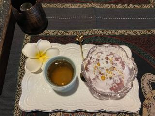 走進這片街頭,就像是走進了一本被時光翻舊了的散文集,每一頁都寫滿了細膩的情感與獨特的韻味。這裡的建築風格不拘一格,歐式的拱門與東南亞的尖頂奇妙地融合在一起,牆面上或許還掛著幾串風乾的辣椒或是編織的藤籃,這些充滿生活氣息的物件在陽光下顯得格外生動。街道並不寬敞,甚至有些曲折,但正是這種不規則的線條,賦予了它一種探索的樂趣。你永遠不知道下一個轉角會遇見什麼,也許是一個正在製作手工藝品的老匠人,他的手指粗糙卻靈巧,將普通的材料變成了精美的藝術品;也許是一家隱藏在巷子深處的舊書店,推開門便能聞到紙張與墨水混合的香氣,時間在這裡彷彿靜止了。這裡的聲音也是豐富而有層次的,自行車鈴鐺的清脆聲、遠處隱約的風鈴聲、還有人們低聲交談的細語,它們並不嘈雜,反而像是一種背景音樂,襯托出這份難得的寧靜。這種街頭的文藝,是一種沉澱下來的美,它不張揚,不喧嘩,卻有著直擊人心的力量,讓人在不知不覺中卸下防備,將心交給這片土地,去感受那份純粹而真實的美好。
#新年好去處2026#travel2026