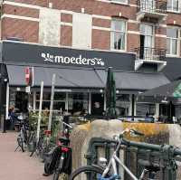 一間以荷蘭傳統家常菜嘅溫馨餐廳