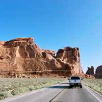 🌉 Arches National Park Transportation Tips: How to Navigate the Land of Stone Magic 🏜️🚗