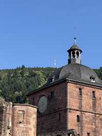 Heidelberg Castle: A Majestic Fortress Overlooking the Neckar River 🏰