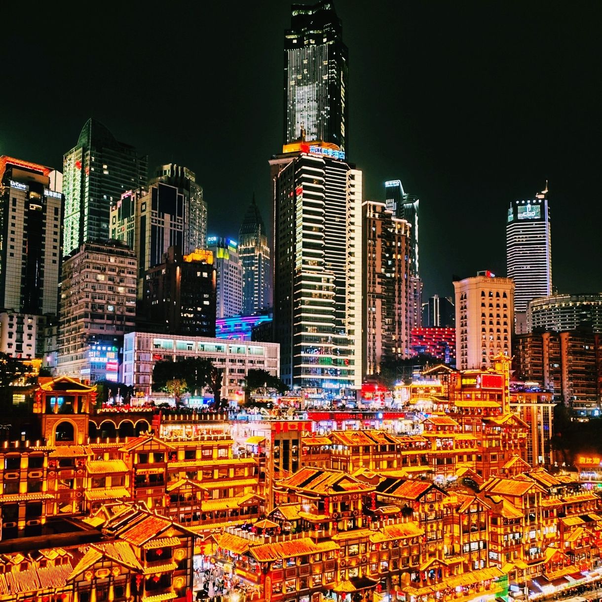 Titik: Jembatan Qianximen, pemandangan Hongyadong, Chongqing
🇨🇳 Balai Kota Chongqing, Chongqing
Jika Anda belum siap untuk kota ini mengubah persepsi Anda tentang realitas, maka... Ini bukan sekadar wahana—ini adalah taman hiburan tempat Anda bisa menikmati kegilaannya atau mengutuk segala sesuatu di sekitar Anda. Lanjutkan membaca:
🚇 Cara menuju jembatan:
Naik metro ke Xiaoshizi (小什字), keluar di pintu keluar 1 atau 6. Kemudian berjalan kaki 5-7 menit mengikuti rambu-rambu menuju jembatan. Jangan naik taksi—ada kemacetan lalu lintas yang konstan di dekat jembatan; pengemudi akan menurunkan Anda setengah kilometer jauhnya, dan Anda masih harus berjalan kaki.
😤 Antrian Jembatan: Apa yang Sebenarnya Terjadi
Anda telah melihat pemandangan ini—Hongya Dong bersinar, dan jembatan membentang ke langit. Tetapi tidak ada yang mengatakan Anda akan berdiri dalam antrean ribuan orang hanya untuk melihatnya. Antrean bergerak perlahan, seperti lava yang membeku. Jika terlalu banyak orang, sisi kiri jembatan akan ditutup. Ingin ke sana? Berjalanlah selama 40 menit mengelilingi sisi kanan.
💡 Tips untuk bertahan di jembatan:
1. Datanglah pukul 18.00. Lampu akan menyala pukul 19.30, tetapi kerumunan biasanya berkumpul sekitar waktu itu. Tujuan Anda adalah mendapatkan tempat lebih awal dan bertahan di tempat Anda.
2. Sisi kiri adalah tempat yang paling dicari. Semua orang ingin pergi ke sana karena Anda dapat melihat Hongya Dong secara keseluruhan dari sana. Jika mereka menutupnya, jangan khawatir; sisi kanan juga menawarkan pemandangan yang bagus, hanya sedikit kurang bagus.
3. Jangan pergi setelah mereka mengambil gambar. Kerumunan akan berkurang setelah pukul 22.00. Tetaplah di sana dan Anda akan mendapatkan foto jembatan tanpa kepala orang.
4. Jangan membawa tripod. Kerumunan sangat padat sehingga tidak ada tempat untuk memasangnya. Ambil saja ponsel Anda, tekuk siku Anda, dan jepret.
5. Air dan kesabaran. Tidak ada kios di jembatan. Bawa semua yang Anda butuhkan.
🔥 Alternatif jika Anda lelah dengan jembatan:
Lewati bawah jembatan, ke tanggul beton di tepi air. #chongqing #ChongqingTravel #MountainCity #chongqingtravel #CyberpunkChongqing