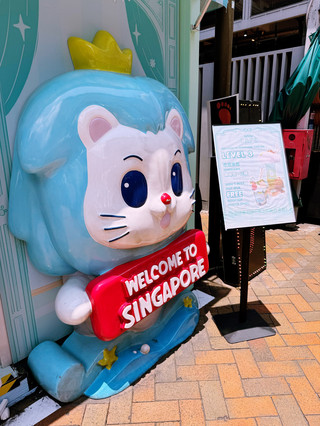 Chinatown Complex: Shop Till You Drop Near Singapore’s Iconic Spots 🛍️🐉