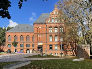漢斯·克里斯蒂安森館(Hans-Christiansen-Haus)位於德國石勒蘇益格-荷爾斯泰因州最北部的弗倫斯堡(Flensburg),坐落在老城南側的博物館山(Museumsberg),與海因裡希·紹爾曼館相鄰。這裡主要展示19世紀至21世紀的石勒蘇益格-荷爾斯泰因藝術,是瞭解北德近現代藝術的重要場所。館內重點展示1900年前後的新藝術運動(Jugendstil),收藏弗倫斯堡藝術家漢斯·克里斯蒂安森(Hans Christiansen)的代表作品;表現主義展區則有埃裡希·赫克爾(Erich Heckel)、恩斯特·巴拉赫(Ernst Barlach)和埃米爾·諾爾德(Emil Nolde)等藝術家的作品,同時還展出北德當代藝術。
