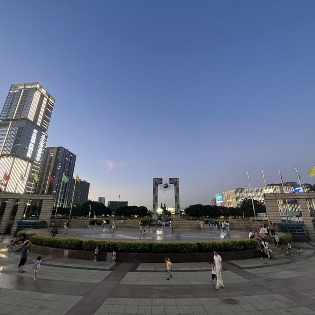 打卡龍華文化廣場