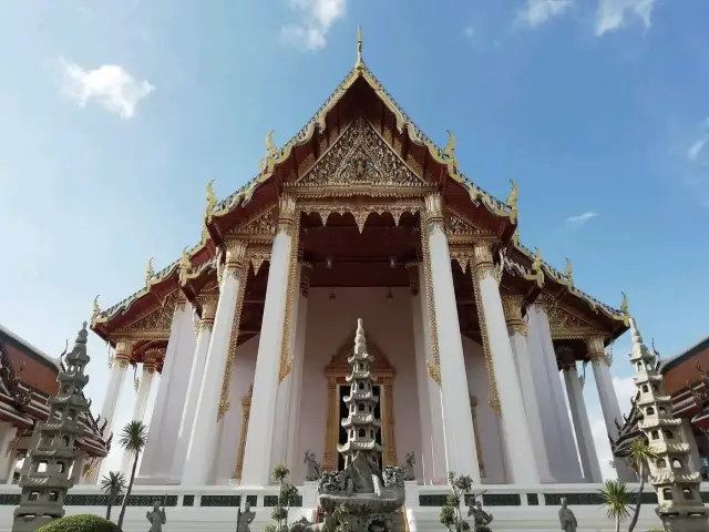 Unveiling Wat Suthat's Serene Grandeur! 🇹🇭