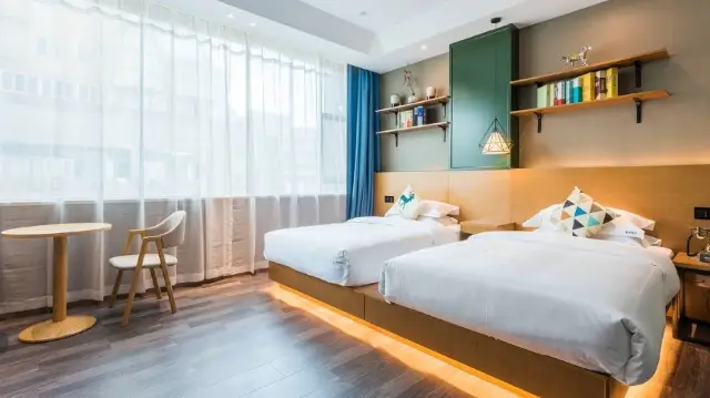 スマートカーテンは素晴らしく、地下鉄駅から非常に近いです！