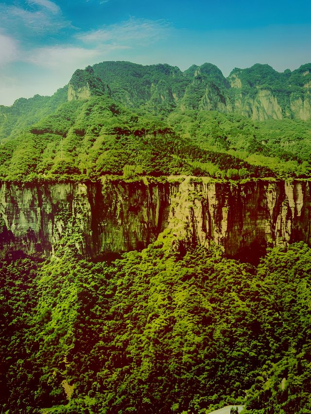 郭亮村依山勢坐落在千仞壁立的山崖上，地勢險絕，景色優美