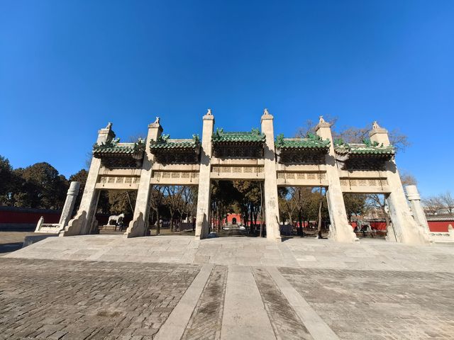 民國大總統— —袁世凱墓