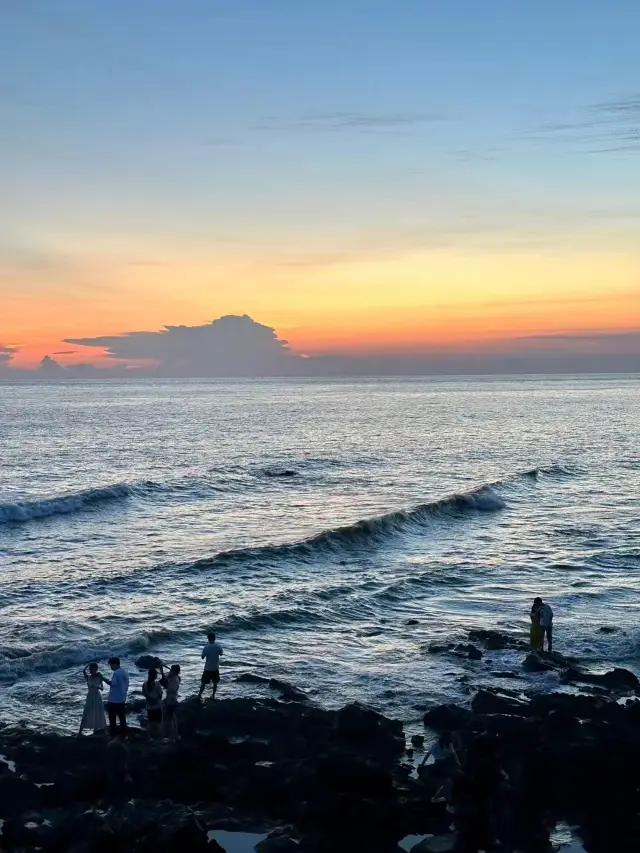 Go to Guantouling, step into the original beach, and see the purest sunset