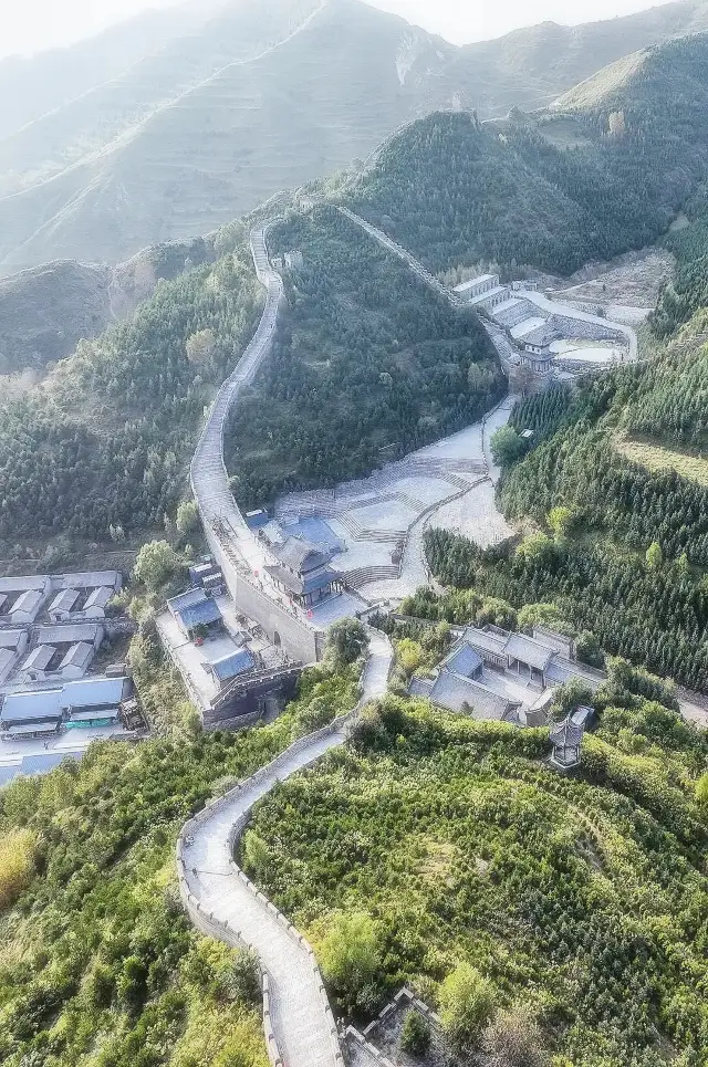 “한 개의 야문관, 중국 역사의 절반”, 야문관은 중국 산시성 신주시 대현의 북쪽 약 20km에 위치한 야문산에 있으며, 장성 위에 있습니다