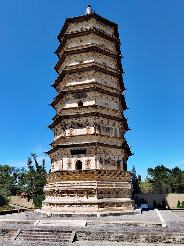 呼和浩特現存最早的古建築，萬部華嚴寺經塔