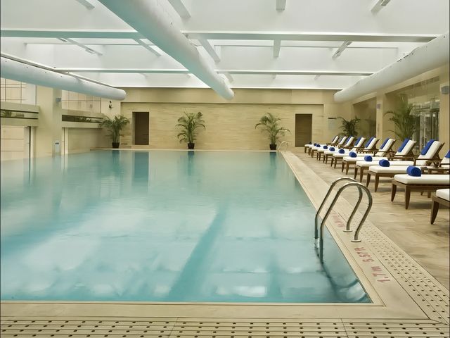 上海浦東喜來登由由大酒店及公寓：繁華都市中的奢華綠洲  在繁華的上海浦東，有一座名為喜來登由由大酒店
