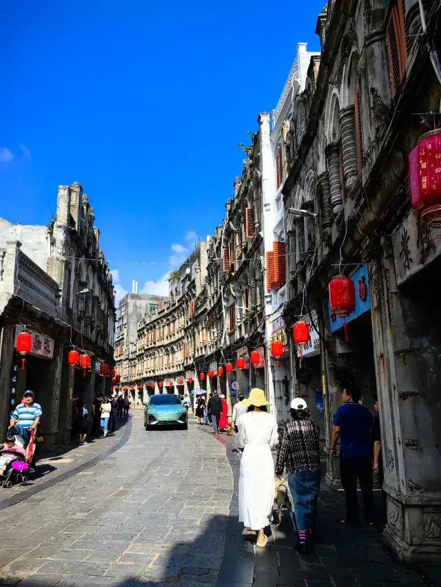 Strolling through Wen Nan Old Street, experiencing the Nanyang style