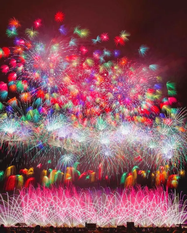 A fireworks spectacle that can be enjoyed without stepping outside—the Lake Toya Fireworks Festival!