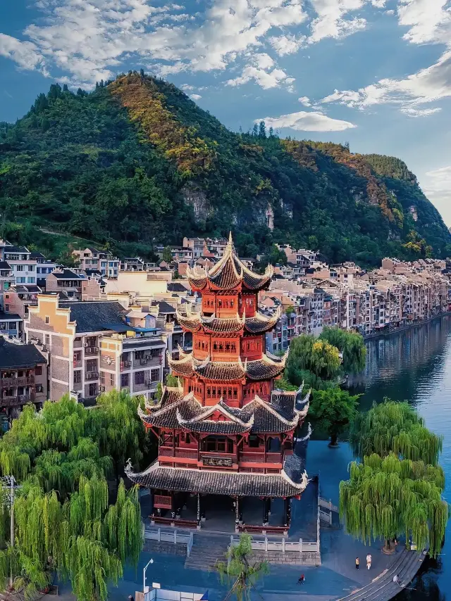 Explore the Enchanting Zhenyuan Ancient Town in Guizhou! 🏞️✨