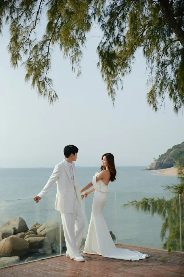 At the castle by the sea in Guangdong, it's so beautiful to take wedding photos here