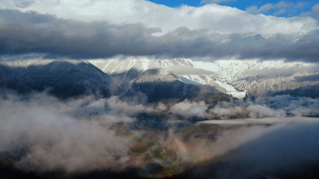 躺在床上看梅里雪山！