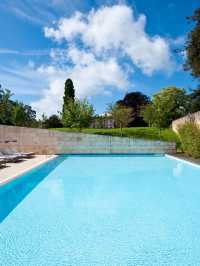 🏨✨ Cheltenham's Chic Sleeps: Cowley Manor Highlights! ✨🏨