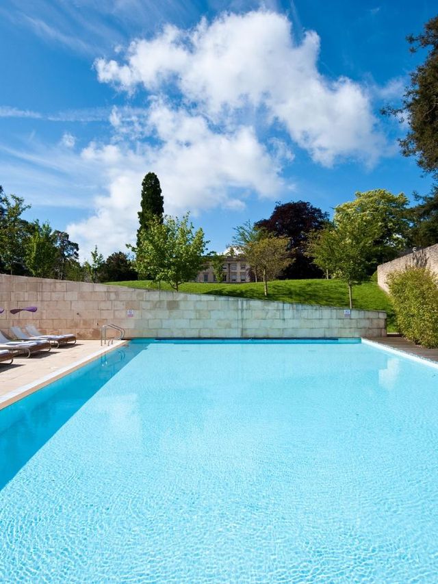 🏨✨ Cheltenham's Chic Sleeps: Cowley Manor Highlights! ✨🏨