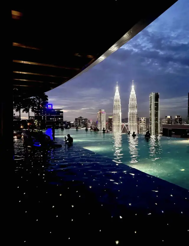 คู่หอคอยปิตรา เป็นสัญลักษณ์ทางสถาปัตยกรรมของประเทศมาเลเซีย