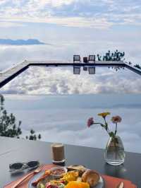 貴陽｜在山頂房間看日破雲海。