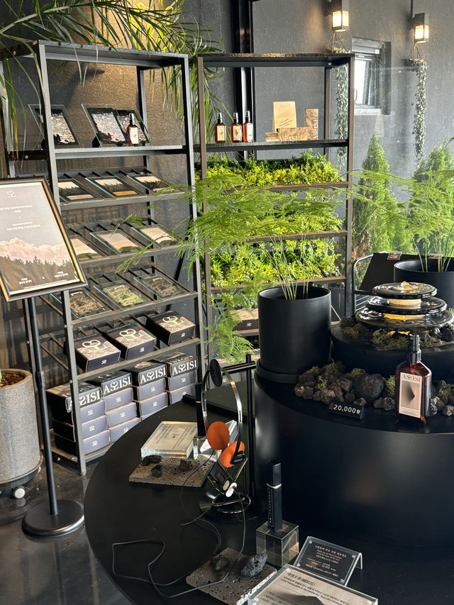 A Perfume-Selling Café in Aewol-eup