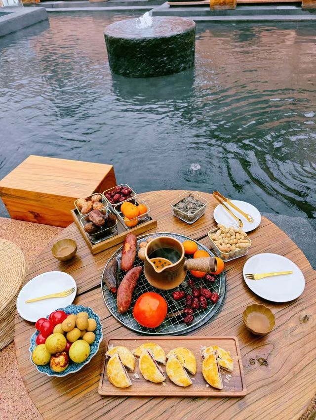 雅安十里芳菲野玫瑰村裡泡溫泉、圍爐煮茶。