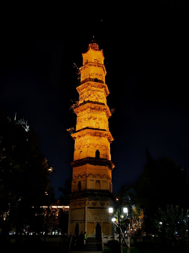 紹興夜遊大善塔點亮古風夢境。
