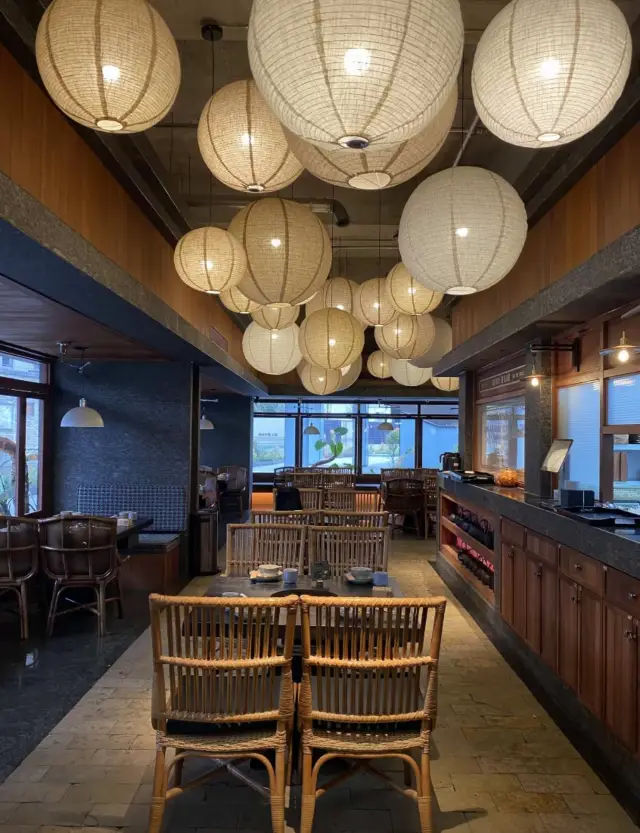 This new trendy restaurant is a real eye-opener!