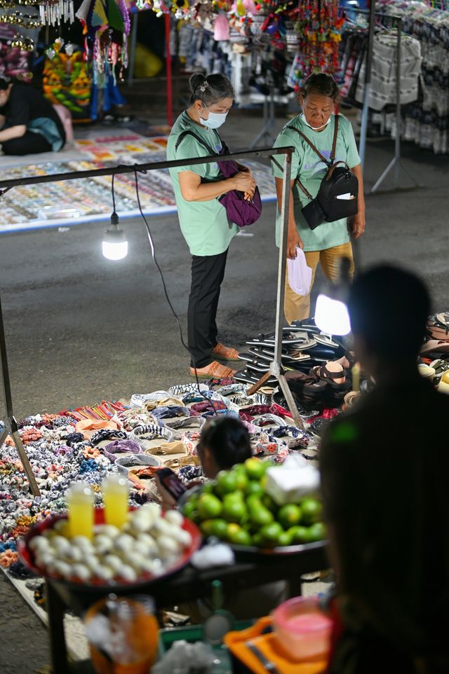 琅勃拉邦夜市旅遊攻略 | 特色伴手禮與小吃指南