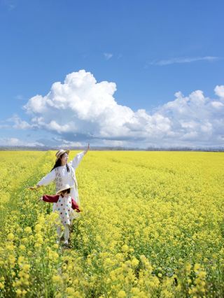 After a 0.5-hour drive from Hefei, I finally found spring in a field of rapeseed flowers.