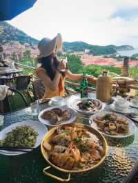 真沒想到在山裡食飯也能這麼浪漫  青山漁村不僅民宿好住，食物也好好 在露台食飯，吹吹海風看看海