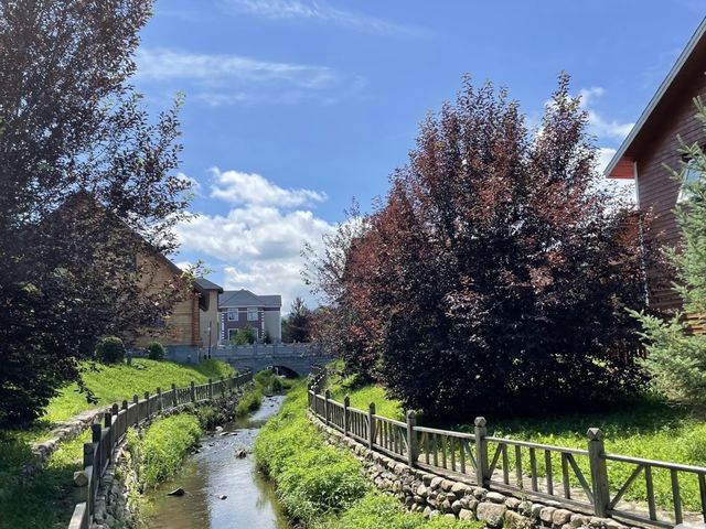 青雲小鎮藏歐韻，亞布力暖居攬夏光
