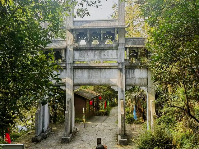 黃山腳下被問爆的秘境！翡翠谷玩水全攻略